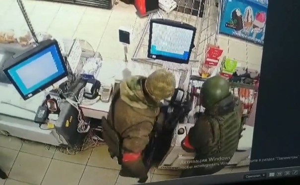 Российские оккупанты грабят магазины в Украине.