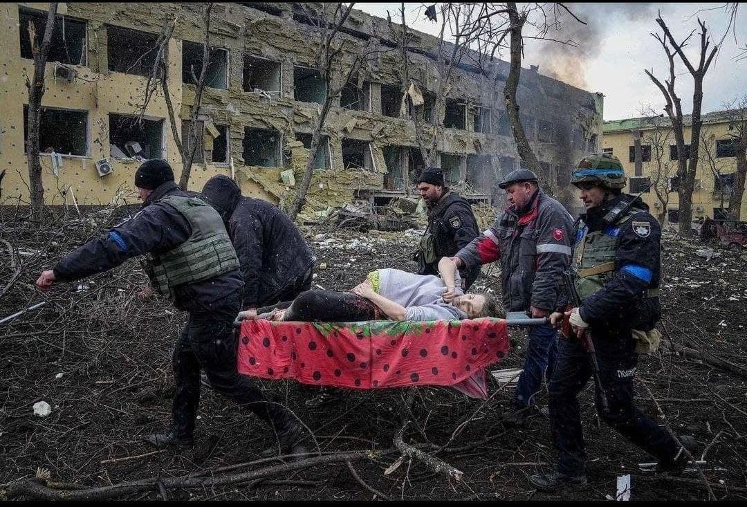 Пологовий будинок в Маріуполі після російського бомбардування. Фото: Євген Малолєтка