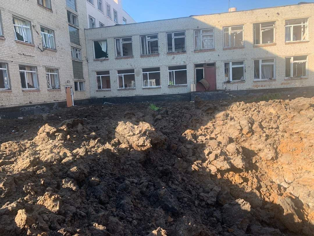Двор школы в Харькове после российского обстрела