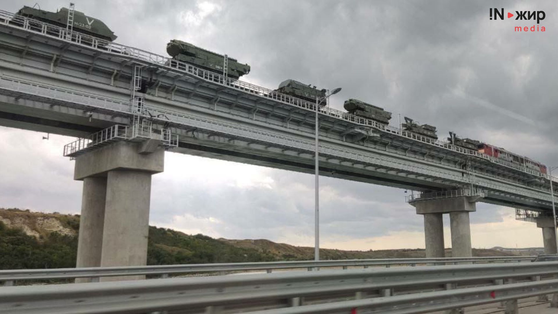 Ешелон військової техніки РФ рухається через "кримьский міст"