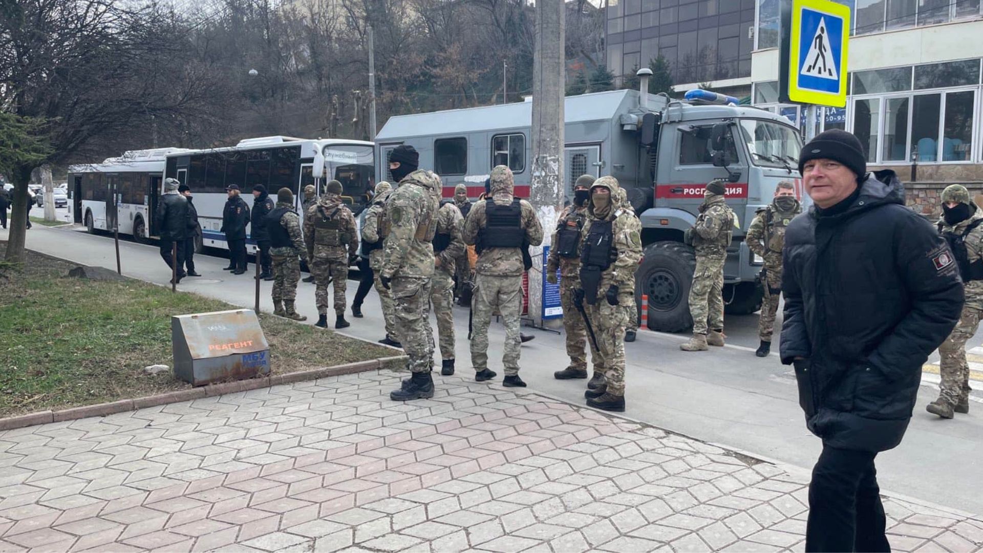 Силовики возле "суда". Фото: Крымская солидарность