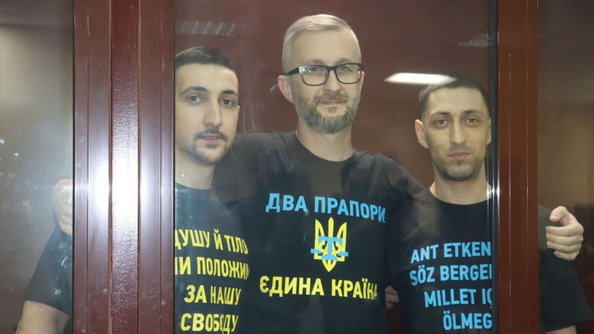 Наріман Джелялов, Асан Ахтемов і Азіз Ахтемов в "суді". Асан Ахтемов - праворуч.