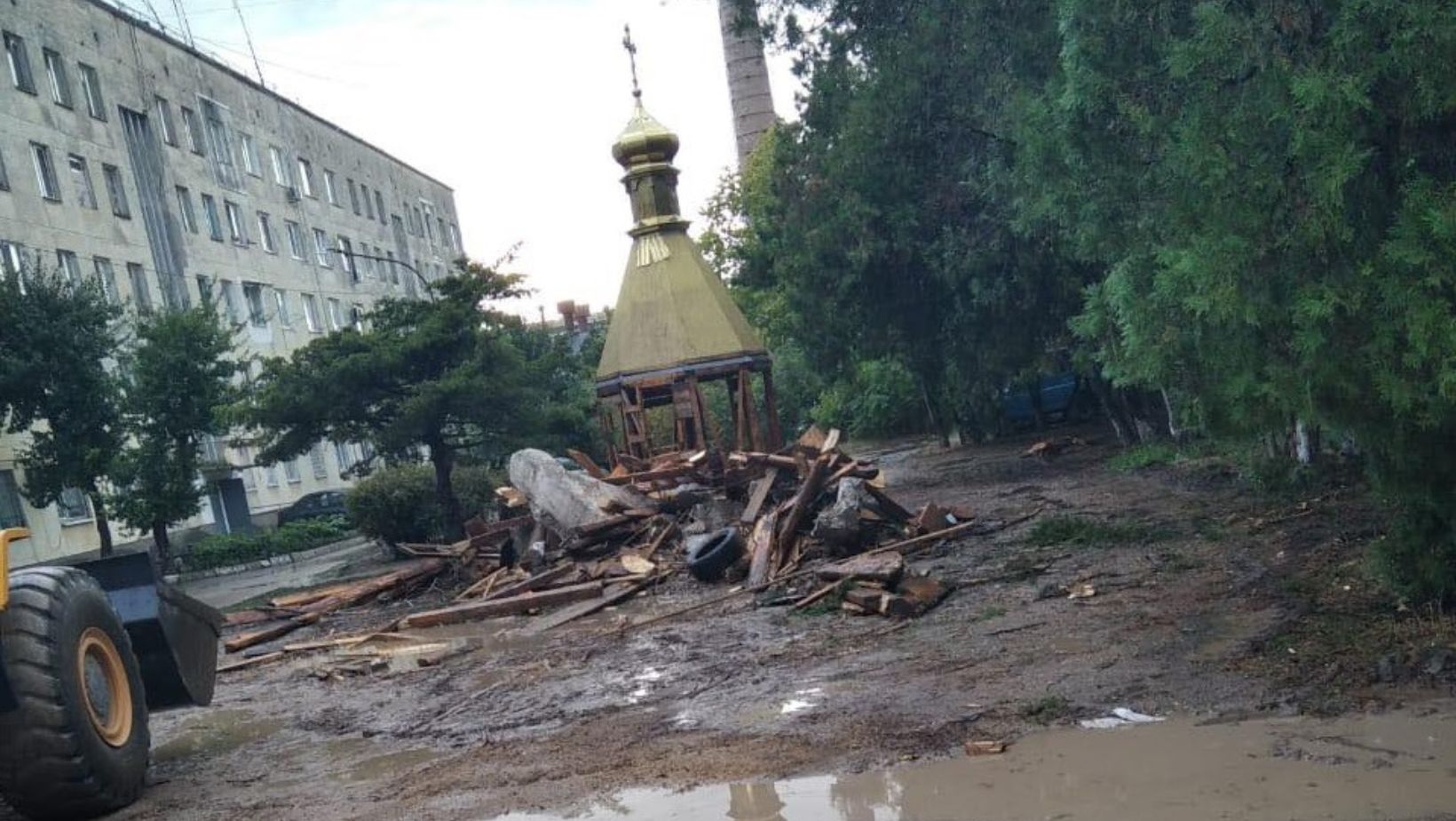 Окупанти зносять дерев’яний Хрестовоздвиженський храм ПЦУ у Євпаторії, 29.08.2024. Фото: Митрополит Сімферопольський і Кримський ПЦУ Климент