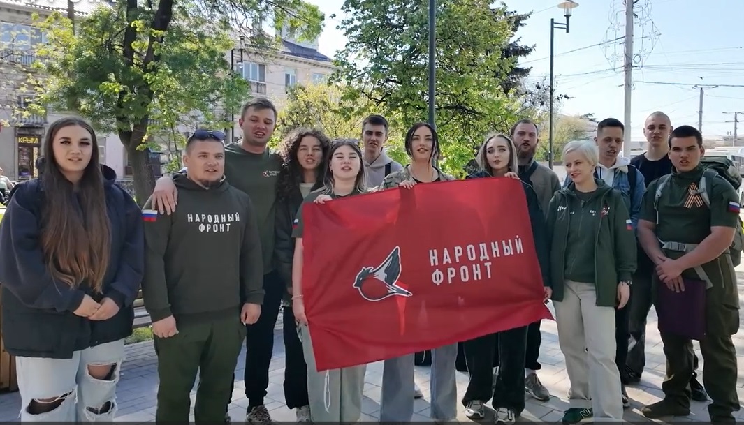 На фото: студенти перед відправкою та організатор цієї акції - Алла Вертинська.