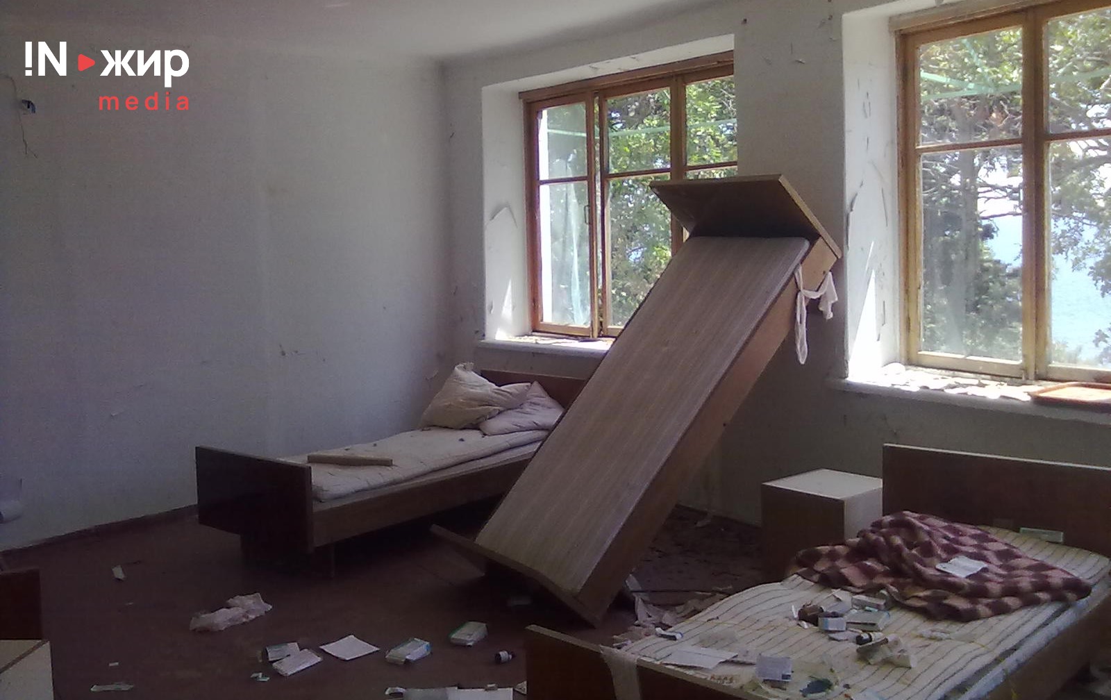 Ліжка в покинутому таборі