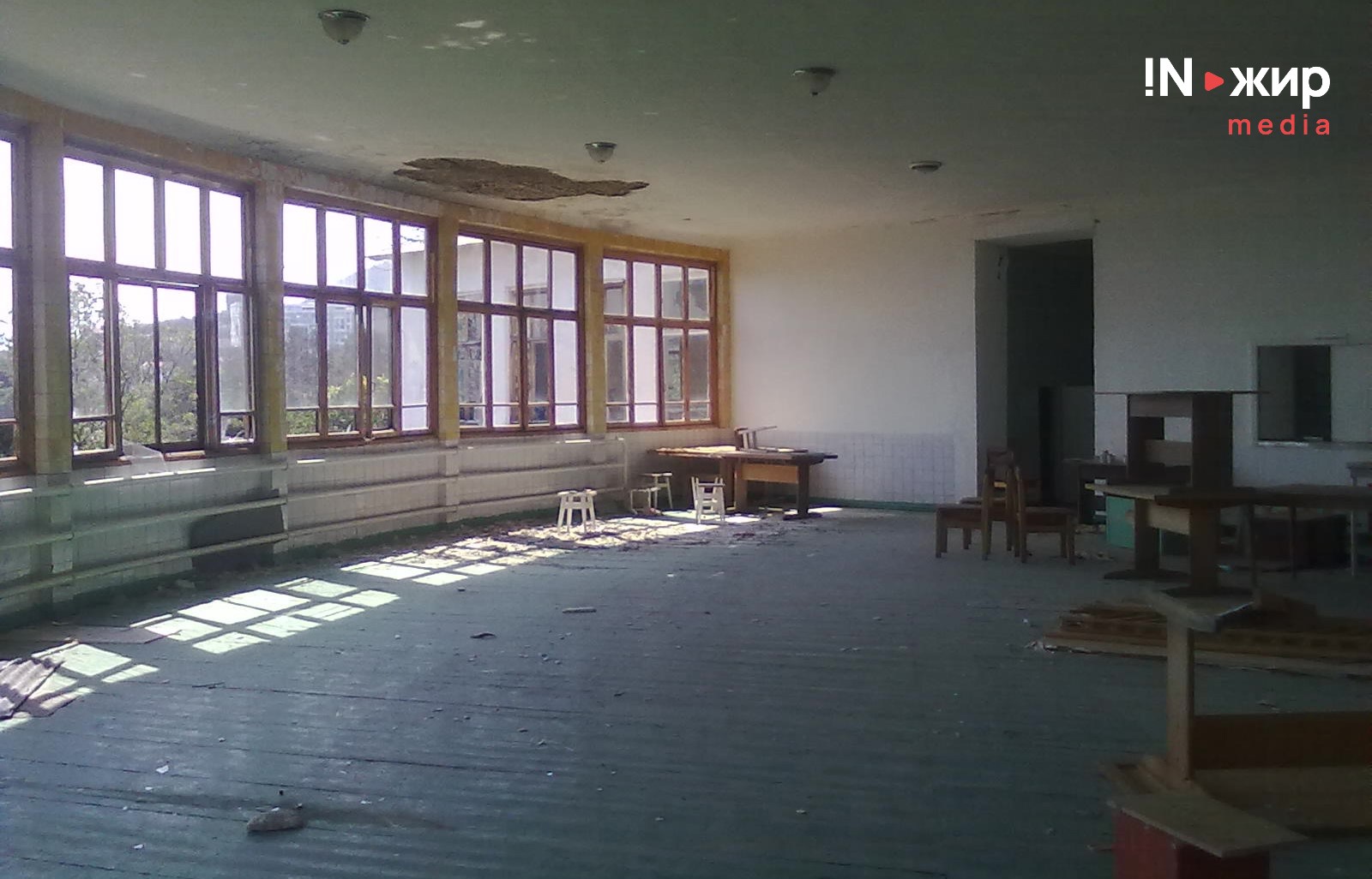 Приміщення в покинутому таборі.