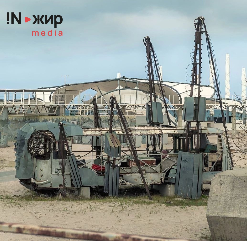 Одна з покинутих інсталяцій на Казантипі. Літо 2025 року.