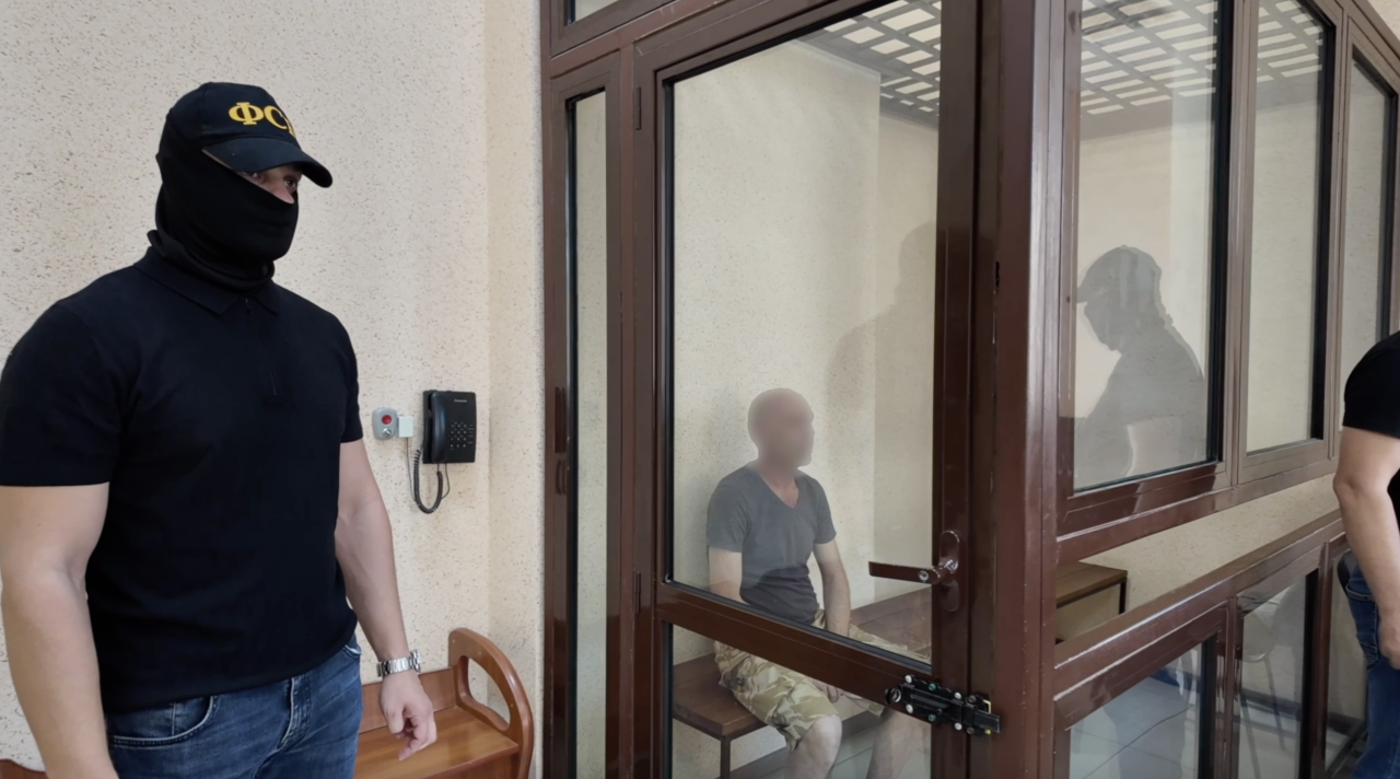 на фото — обрання запобіжного заходу для Тараса Худака у вересні 2025 року в Київському районному суді Сімферополя