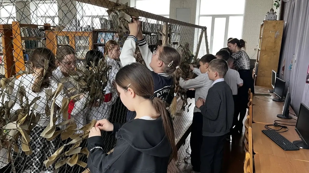 Школа №14 міста Сімферополь. Дітей змушуть плести сітки для окупаційної армії&nbsp;